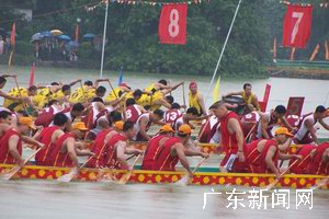 暴雨造成惠州洪水泛滥 当地市民驾龙舟祈祷平