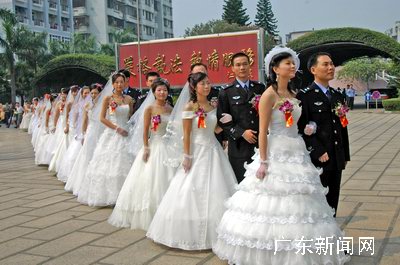 广东肇庆二十四对警察举行首届廉政集体婚礼