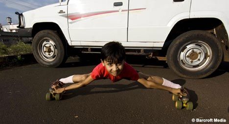 印度6岁男孩穿旱冰鞋45秒钻越57辆汽车(图)