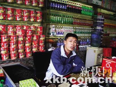 广州火车站:食品饮料价格狂飙 假货泛滥(图)