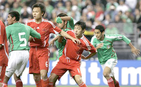 图文-中国国家足球队与墨西哥国家队进行热身