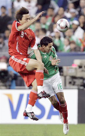 图文-中国国家足球队与墨西哥国家队进行热身赛