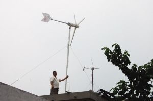 山东男子自制风力发电机 称20年不用交电费