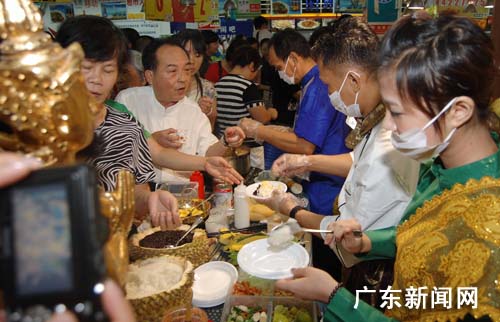 广州家乐福办泰国水果节 两吨水果让市民免费