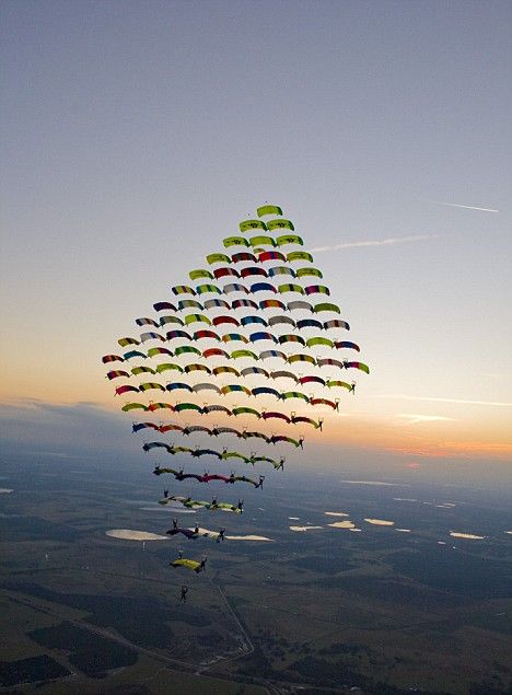 百名跳伞运动员高空组成菱形 破世界记录(图)