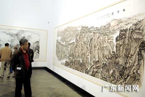 六位当代国画名家大幅山水画作品展在广州举行
