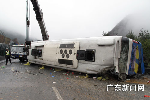 京珠高速韶关段发生特大交通事故 致3死17伤