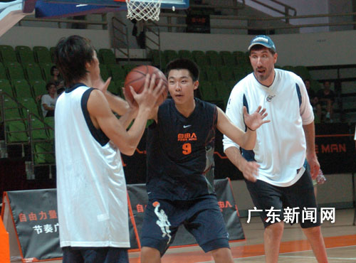国NBA华盛顿奇才队广州大学城上篮球训练课