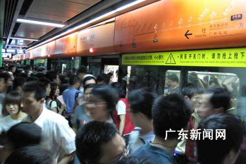 广州地铁三号线上班时段异常拥挤