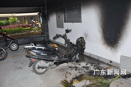 梅州一住宅小区摩托车自燃 尚无人员伤亡