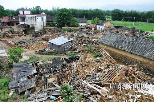 暴风雨袭击 广东韶关不少村庄房屋坍塌农田被