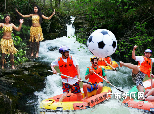 粤清远国足训练基地举行水上世界杯主题活动