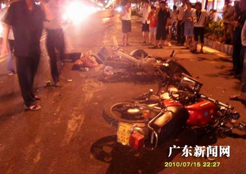 广东揭阳发生摩托车互撞交通事故