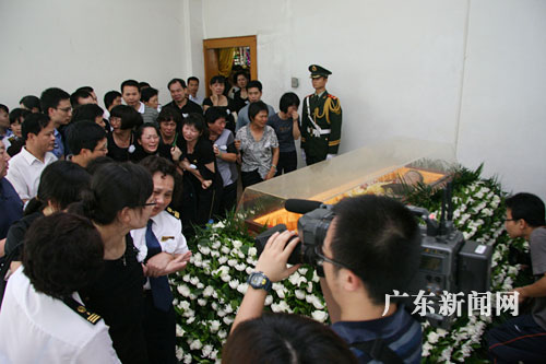 通讯:数千惠州市民自发送别缉毒英雄杜宇华