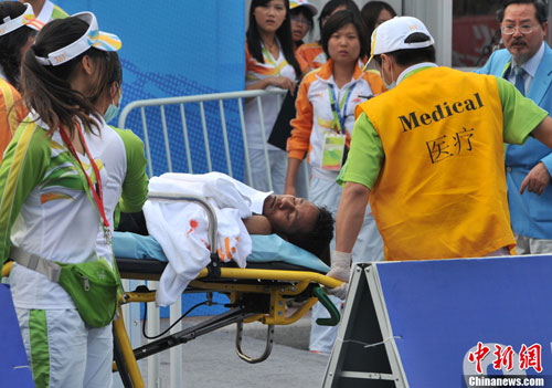 医护志愿者忙于救治马拉松赛事伤员