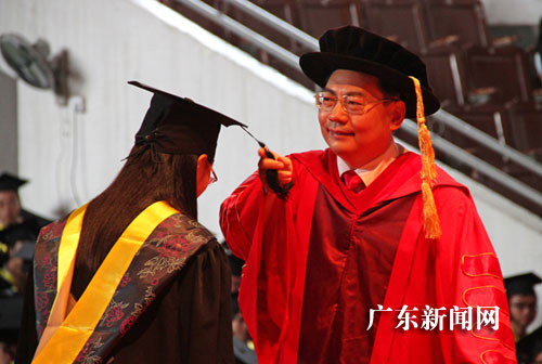 广东嘉应学院校长为近3000名毕业生亲授学位