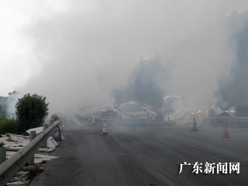 深汕高速汕尾段两货车相撞1人死亡 30公里大塞车