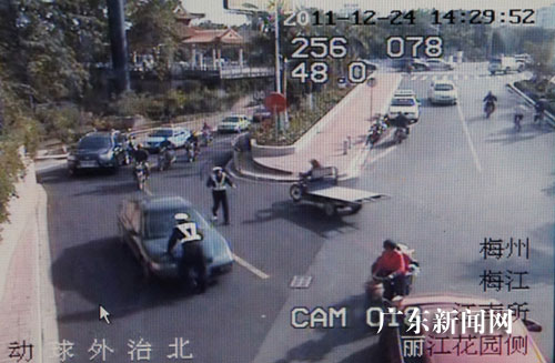 梅州:交警拦截逃窜涉嫌套牌车 被顶行1公里多
