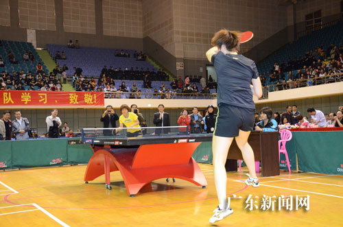 国家女子乒乓球队员在表演球技