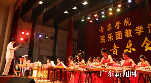 广东梅州嘉应学院首个民乐团举行汇演(图)