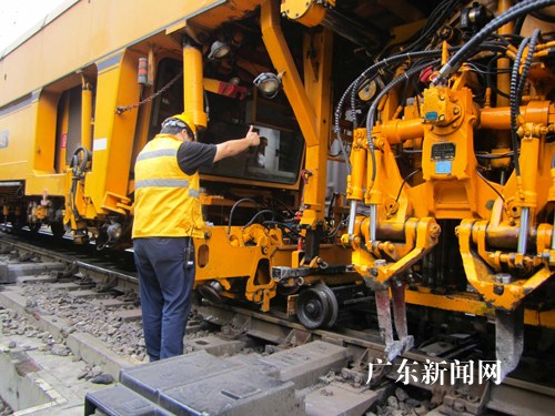 广铁加强大型养路机械运用检修,保高铁安全