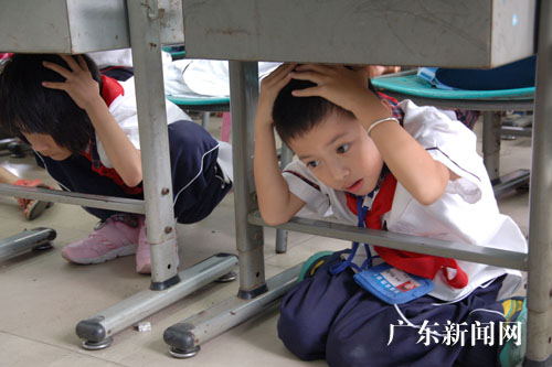 广东惠州市东湖双语学校举行地震逃生演练