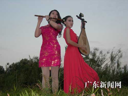 世界中华文化小姐湿地公园放飞和平鸽(图)