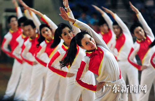 逾700名广州职工比试第九套广播体操