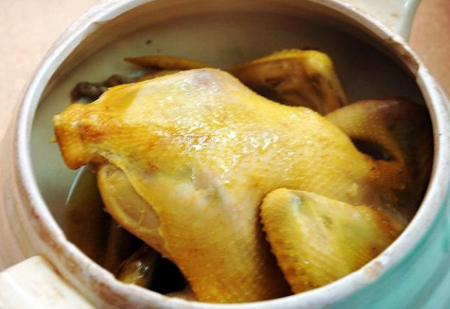 广东梅州客家盐焗鸡成香港餐桌上特色美食