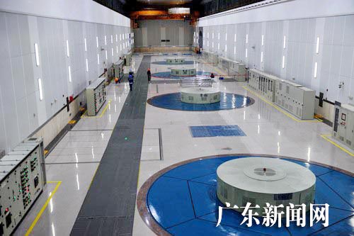 惠州蓄能水电厂工程技术人员检查发电机组