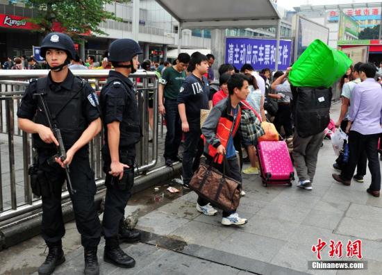 广州火车站凶案目击:凶徒疯狂砍人 警民联手制