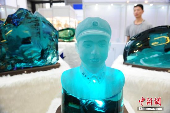 台湾参展商设计制作的雷锋琉璃雕像亮相文博会