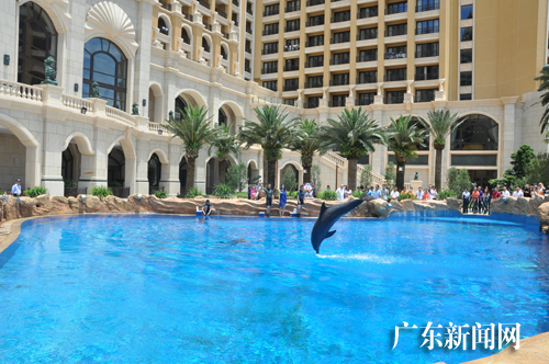 中国首个酒店水上乐园在横琴新区开园迎客