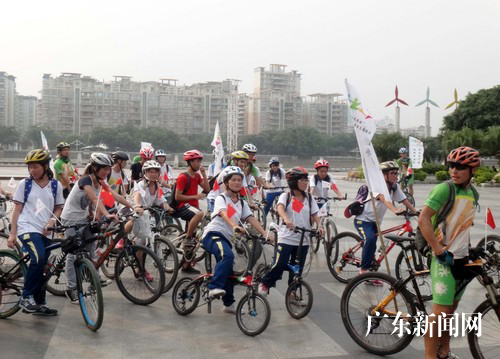 广东中学生骑单车宣传环保