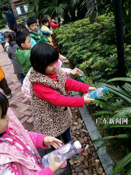 惠州市善润早教组织幼儿给植物浇浇水