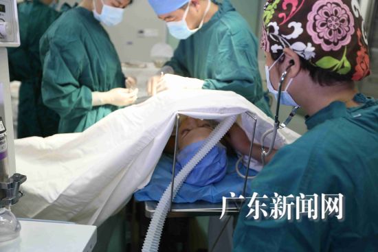 广州曙光整形美容医院直播乌克兰女模隆胸手术