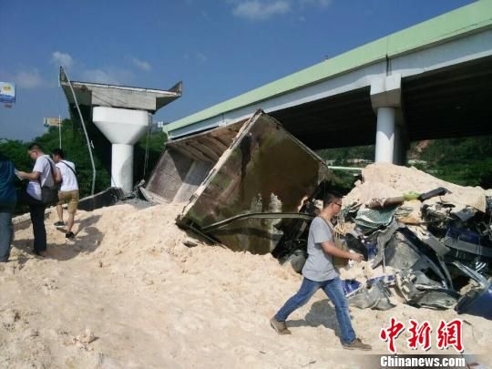 粤赣高速河源段路桥断裂救援难度大 封路救援