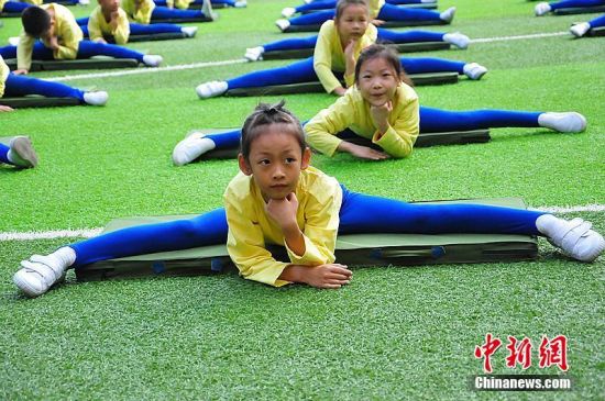 广州一小学700人做体操 全部学生都会一字马
