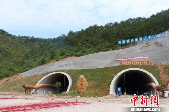 兴华高速大平山隧道双向贯通 预计2017年全线通车