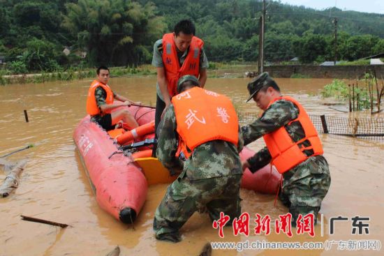暴雨突袭龙川 武警官兵转移8名被困民众