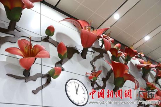 广州地铁机场南站用木棉花迎客--中国新闻网