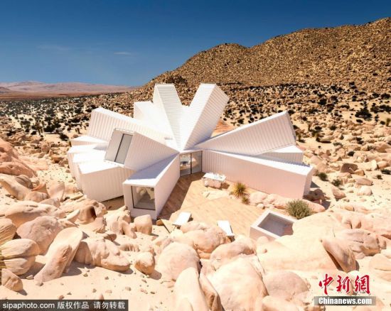 2017年10月17日讯，英国建筑设计师詹姆斯·惠特克设计了一栋创意住宅，并公开了其用电脑为这件新作品绘制的真实感图像。该建筑形似外星飞船，周身由集装箱制作而成，拟于2018年在美国加利福尼亚州的沙漠中投入建造。 图片来源：Sipaphoto 版权作品 请勿转载