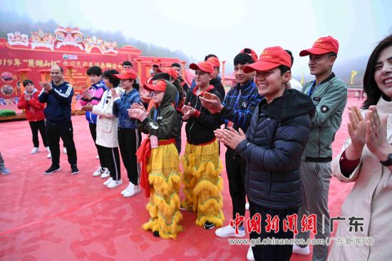 广东省体育局机关干部一行看望慰问前来参加比赛的新疆疏附县少年舞狮队