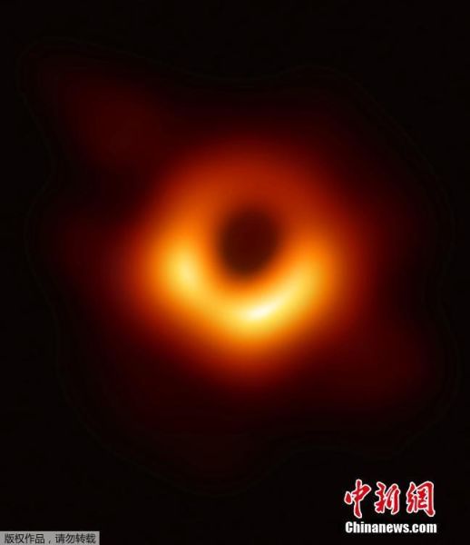 全世界200多位科学家合作完成的一项重大天文学成果――人类首张黑洞照片，北京时间4月10日晚在全球多地同步发布。事件视界望远镜(EHT)宣布，已成功获得超大黑洞的第一个直接视觉证据，该黑洞图像揭示了室女座星系团中超大质量星系M87中心的黑洞，它距离地球5500万光年，质量为太阳的65亿倍。