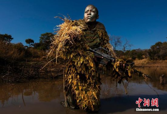 2019荷赛奖环境类单幅一等奖：阿卡辛加-勇敢者 Brent Stirton(Getty Images) 摄 津巴布韦Phundundu野生公园，非洲女性武装反偷猎组织阿卡辛加(Akashinga)的成员Petronella Chigumbura参加隐蔽伪装训练。