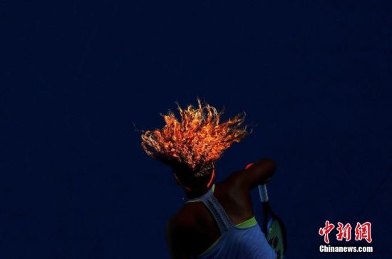 2019荷赛奖体育类单幅二等奖：阳光灌顶 摄影师：David Gray(路透社) 当地时间2018年1月22日，澳大利亚墨尔本，澳大利亚网球公开赛上，大坂娜奥米在与罗马尼亚选手西蒙娜-哈勒普的比赛中发球。