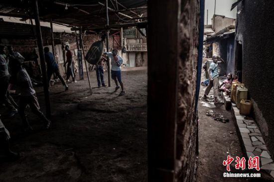 2019荷赛奖体育类单幅一等奖：加丹加贫民窟里的拳击 摄影师：John T. Pedersen 当地时间2018年3月24日，乌干达首都坎帕拉，加丹加(Katanga)是乌干达首都一个大规模的贫民窟，30岁的拳击手Morin Ajambo正在简陋的拳击场训练。