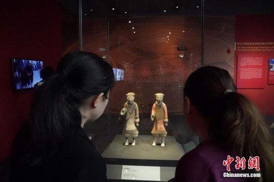 4月24日，由中国文化和旅游部、国家文物局联合主办的“归来――意大利返还中国流失文物展”在中国国家博物馆开幕。据悉，此次796件中国文物艺术品的回归，是中国流失文物追索返还工作中历时最长的案例，也是近20年来最大规模的中国流失文物回归。图为观众观赏文物“彩绘陶俑”。中新社记者 张兴龙 摄