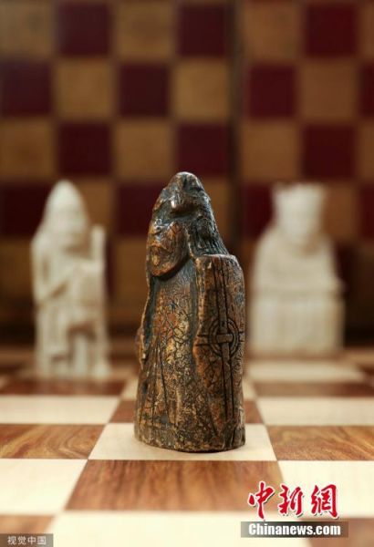 据悉，这枚守护者棋在爱丁堡一户人家的抽屉中发现了。现任拥有者匿名表示，这枚象牙棋子是在1964年由祖父购入。当时因不知其价值，只花了5英镑便购得这枚棋子。图片来源：视觉中国