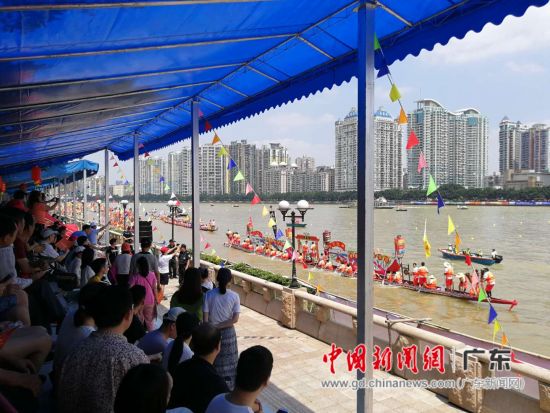 	广州国际龙舟邀请赛开锣 龙舟竞渡百舸争流。作者：郭军 	